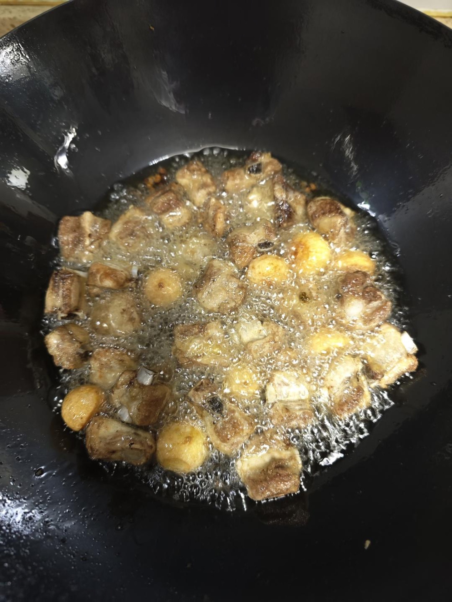 Fry until the ribs look like this, and at this point you can add a small pinch of Sichuan peppercorns.