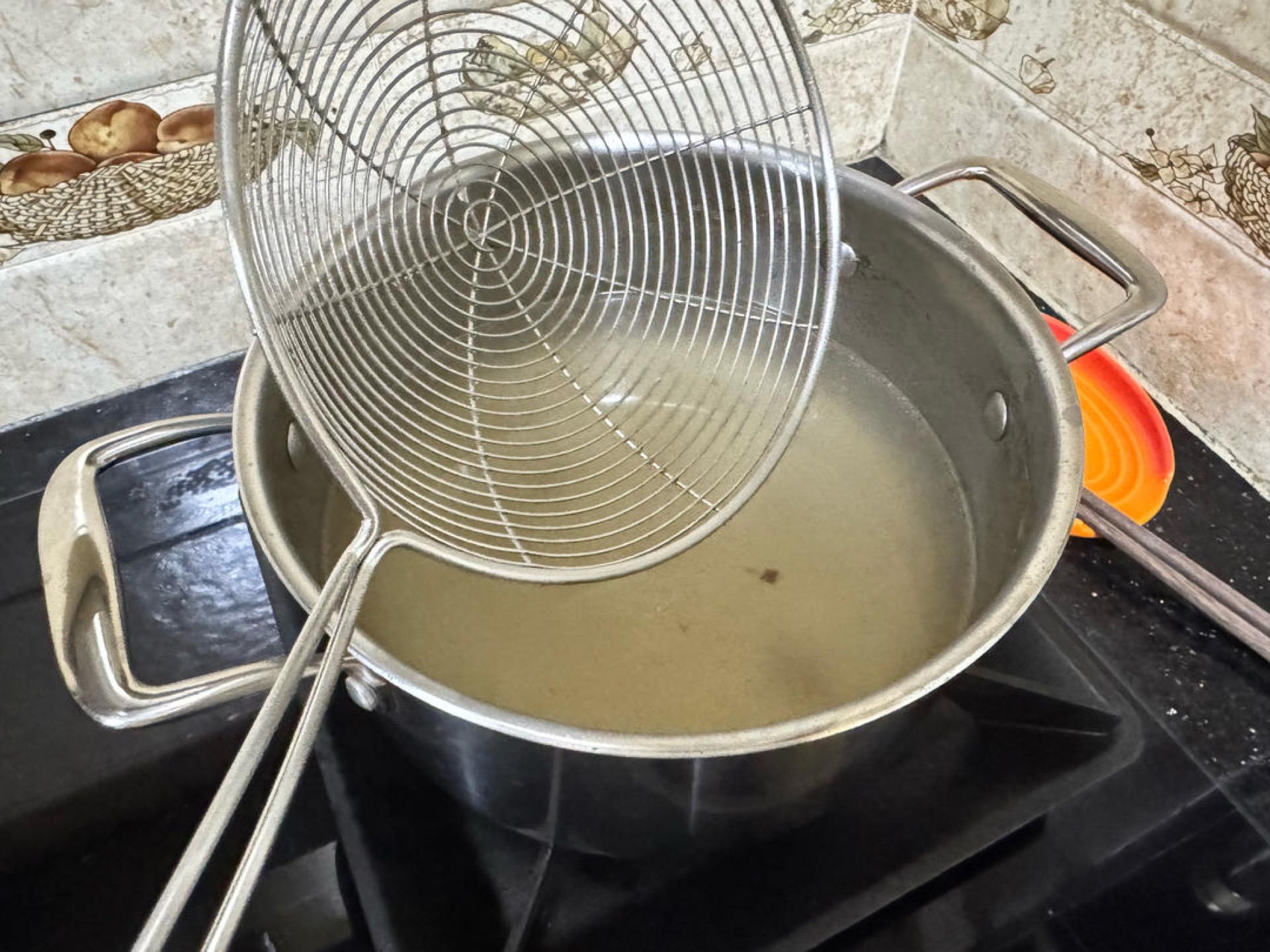Defrost the duck wingettes and drumettes, rinse them in clean water, then place them in a pot of cold water with Shaoxing wine or ginger slices to remove any gamey smell. Once the