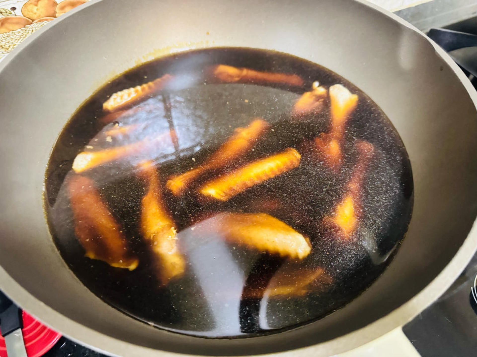 Combine 1 packet of braising spice mix with 1 to 1.5 liters of water and bring it to a boil. Adjust the saltiness to your taste, and if you like, add a few slices of ginger, scalli