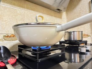 For the covered simmer method, use medium-low heat with the lid on. Braise the duck wingettes and drumettes for 40 minutes, and braise the kelp knots, lotus root slices, potato sli