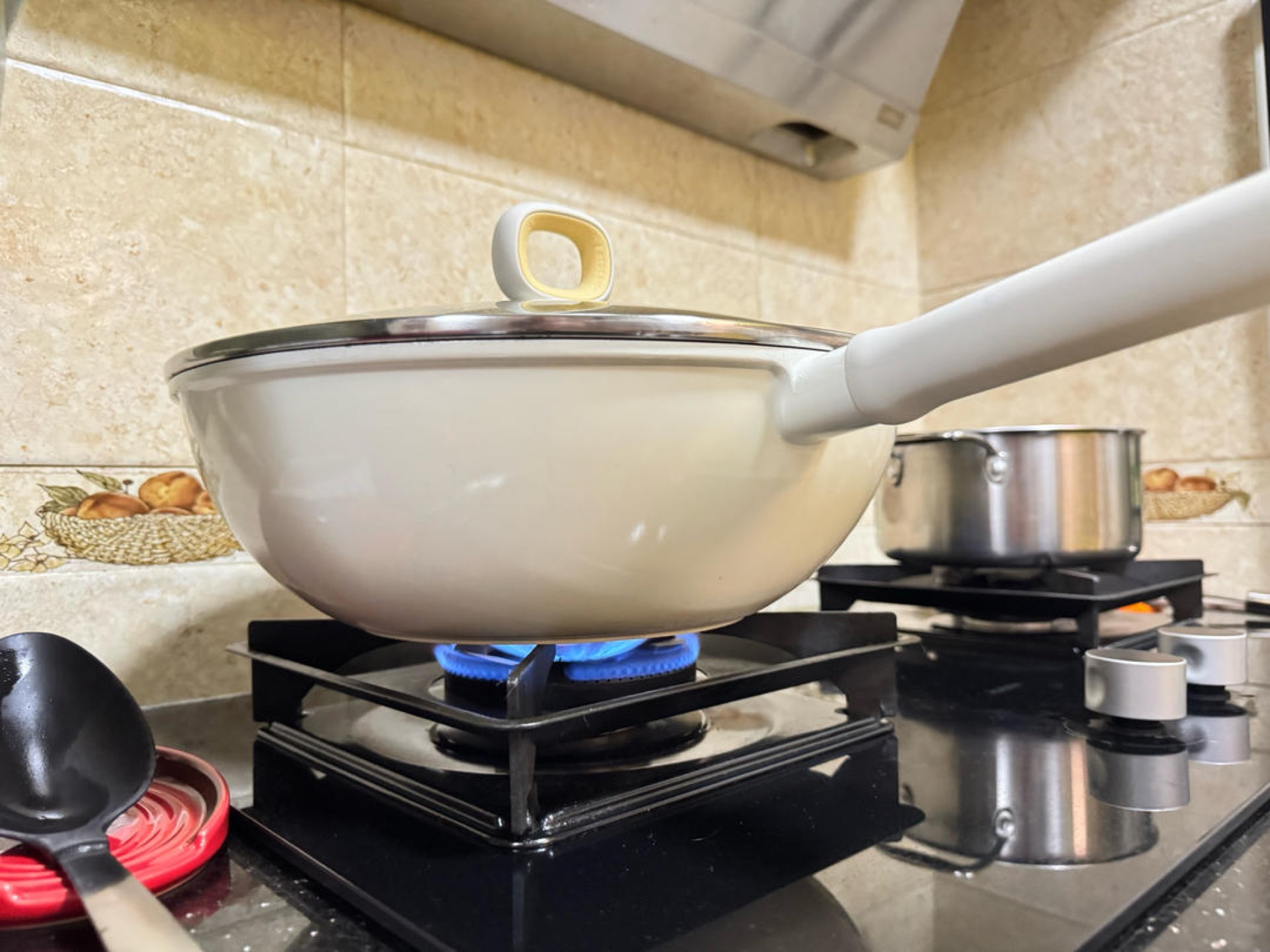 For the covered simmer method, use medium-low heat with the lid on. Braise the duck wingettes and drumettes for 40 minutes, and braise the kelp knots, lotus root slices, potato sli