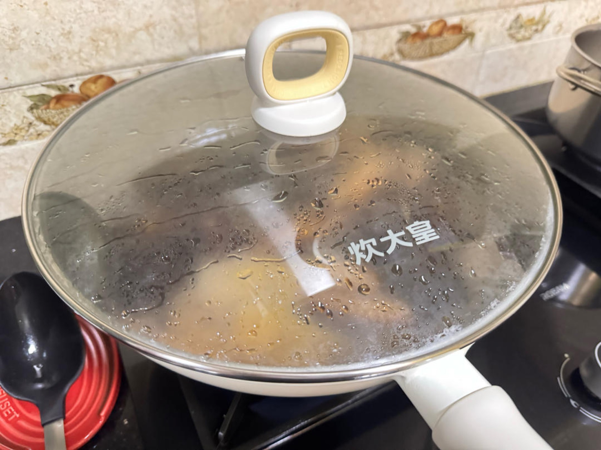 For the soaking method, once the ingredients are cooked through in the braising liquid, turn off the heat and cover the pot to soak. Soak chicken feet for 5 minutes, meats for 20 t