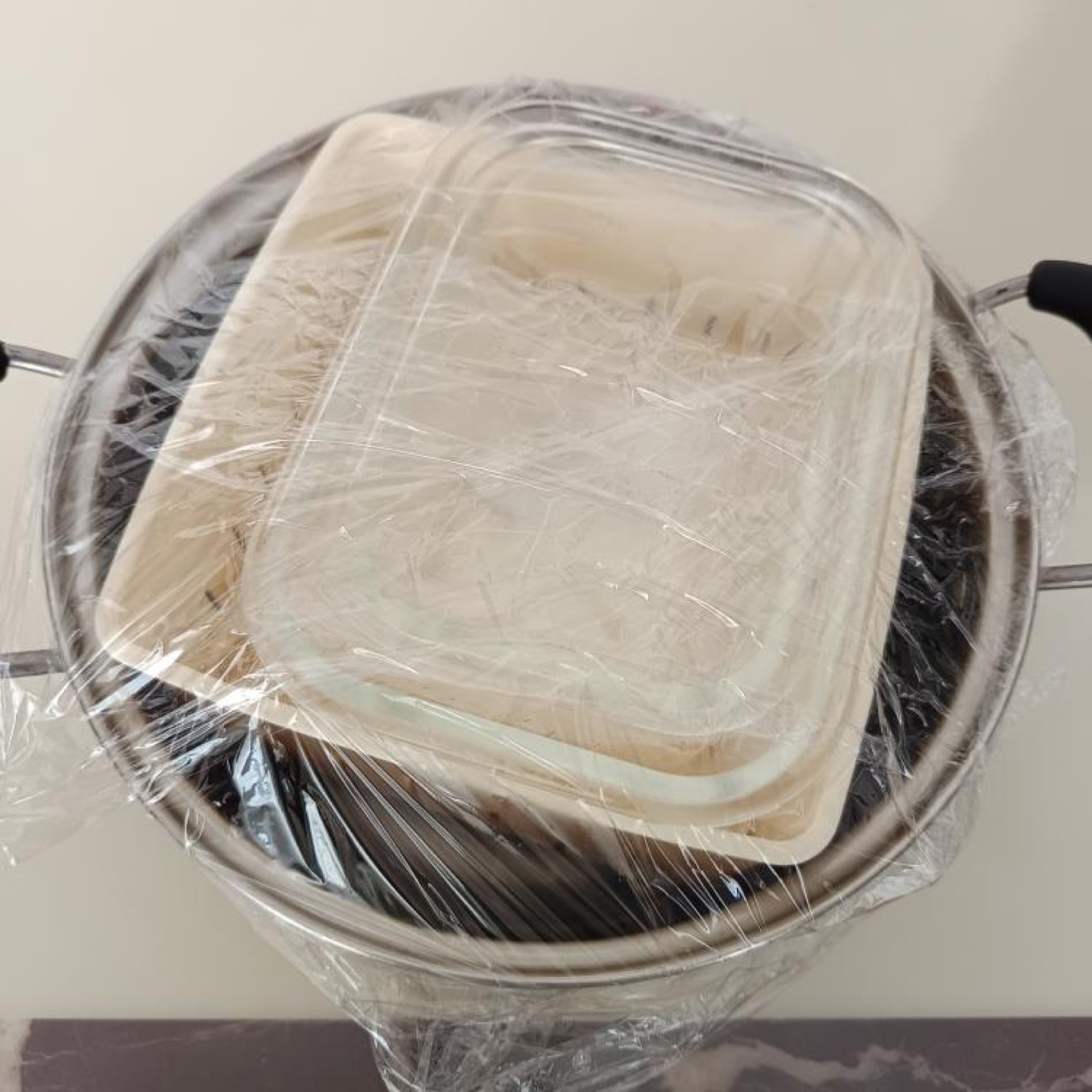 Set two glass boxes without their lids on top of the tofu draining box so the weight presses the water out of the tofu.