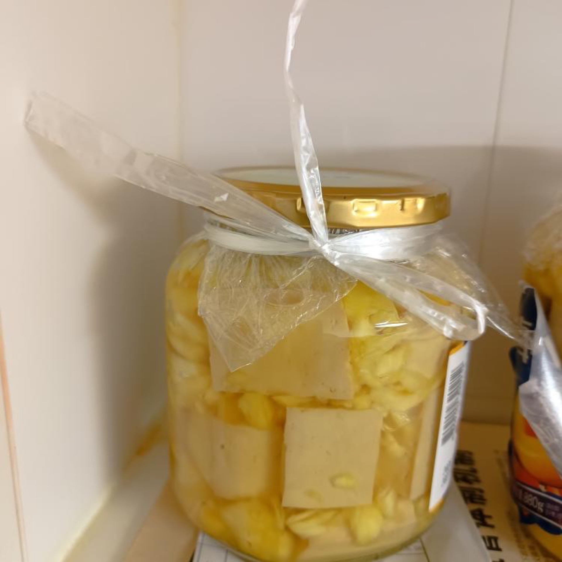 Weigh out 80 grams of salt and 100 grams of sugar for the first cure.
