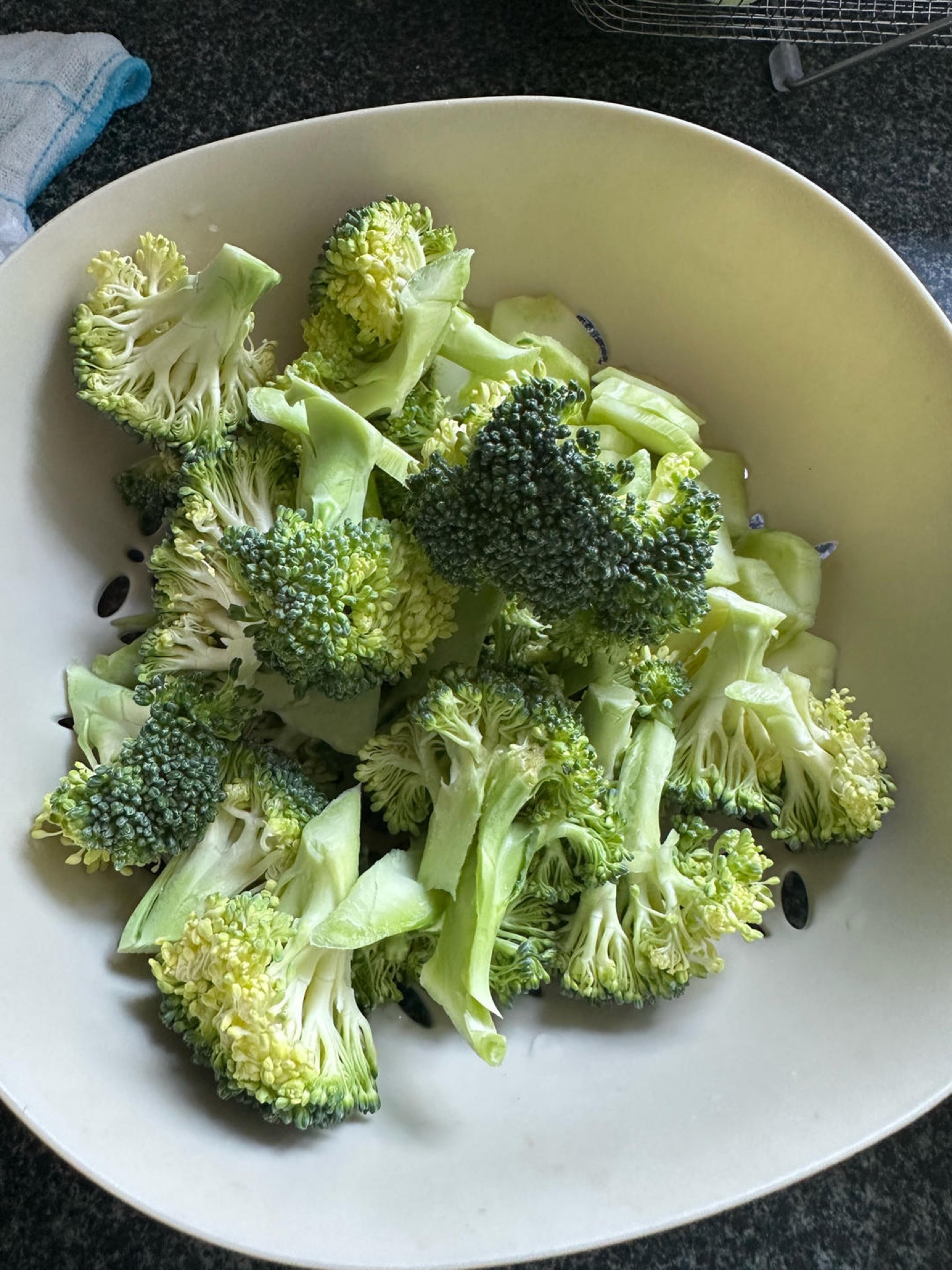 Break the broccoli into small florets, soak them in lightly salted water for 10 minutes, then rinse and drain well; peel the tough outer skin from the thick stems and slice them th