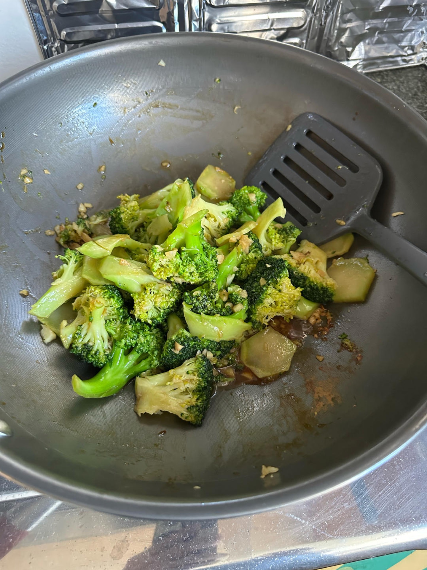 Add the drained broccoli to the wok, turn the heat to high, and toss quickly for a few seconds.