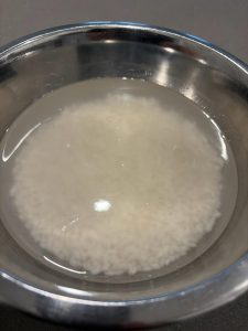 Soak the glutinous rice in cold water for 30 to 60 minutes, then drain well.