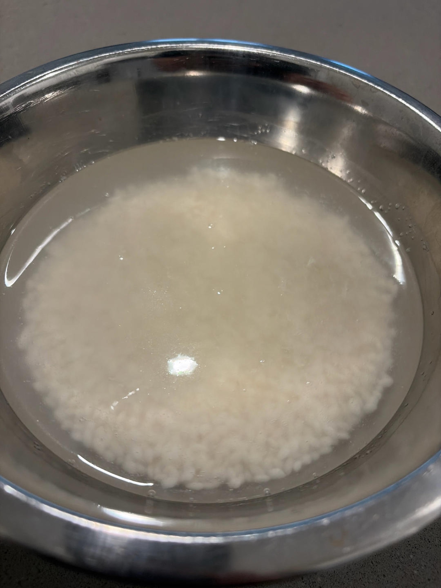 Soak the glutinous rice in cold water for 30 to 60 minutes, then drain well.