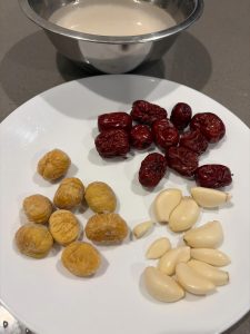 Prepare the jujubes, garlic cloves and chestnuts so they are all within reach.