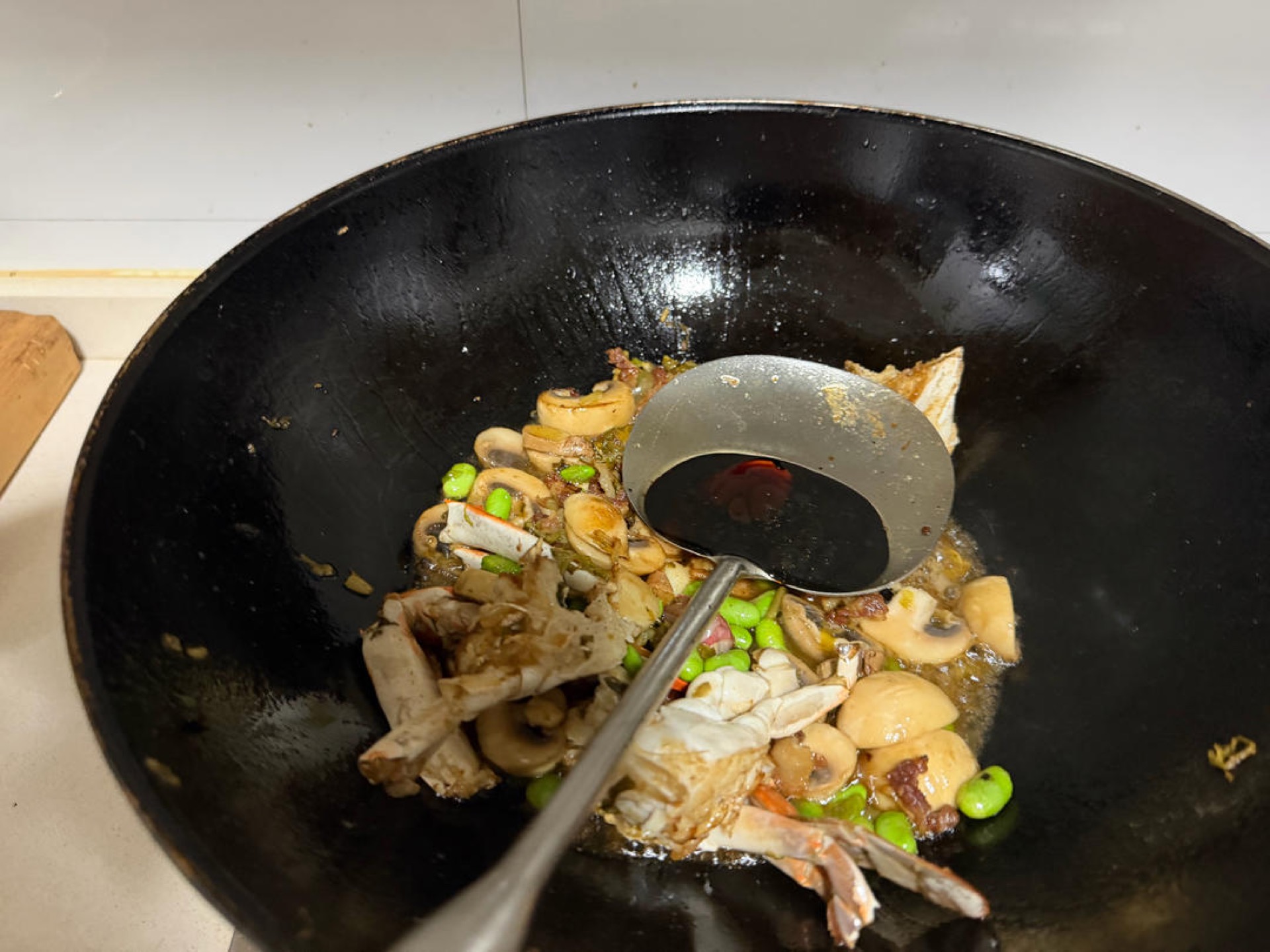 Season with 10 g oyster sauce, 15 g light soy sauce, 7.5 g dark soy sauce, 2 g salt and 1 g sugar.