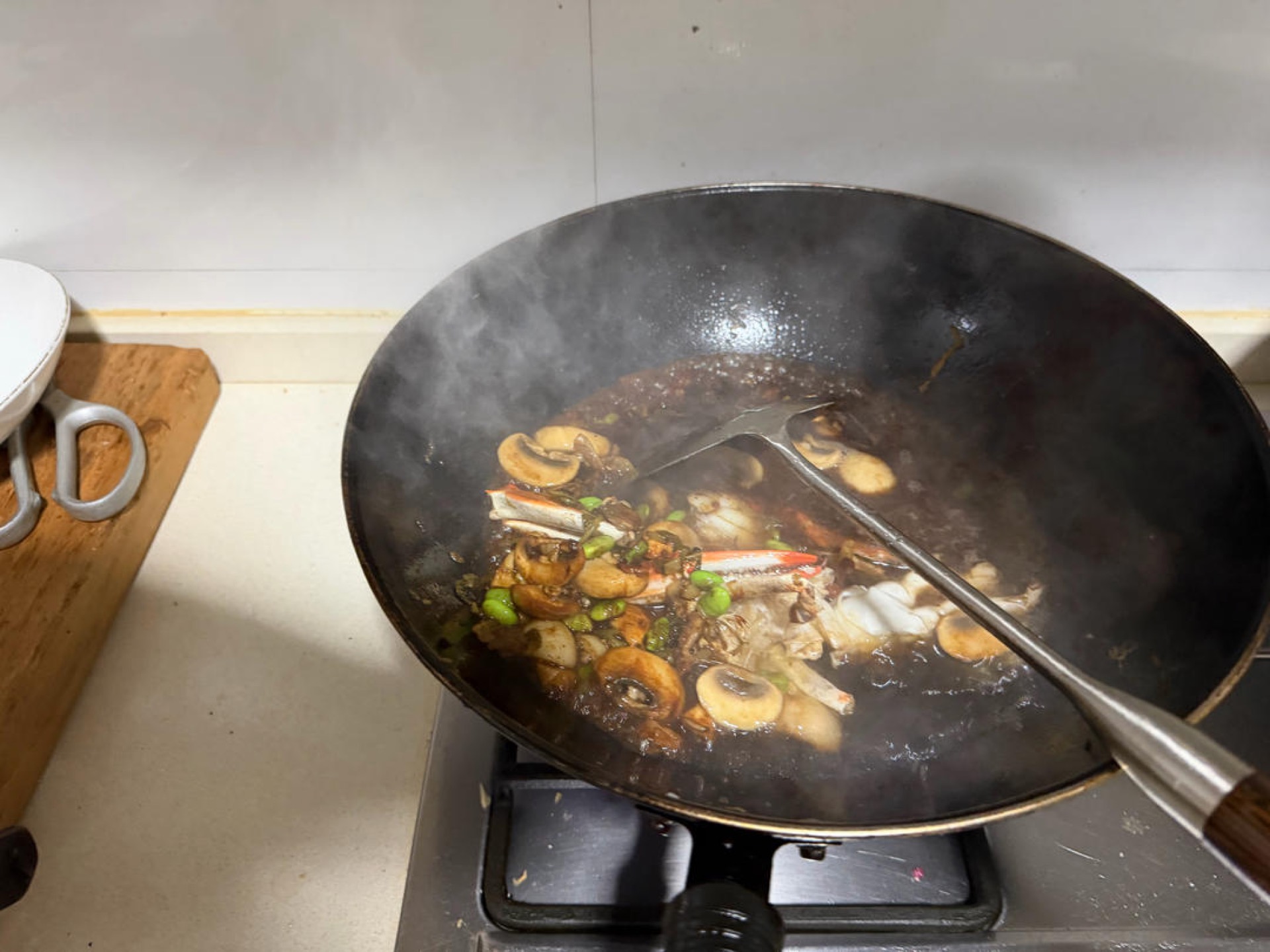 Pour in boiling water and bring to a boil.