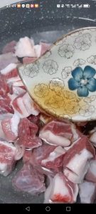 Put the beef in a pot of cold water, pour in the Shaoxing wine, and bring to a boil for 5 minutes. Rinse the beef with warm water.