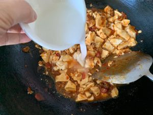 Mix 3 to 5 grams of cornstarch with a little water until smooth, pour the slurry into the wok, and simmer for about 3 minutes, then turn off the heat and transfer to a serving plat