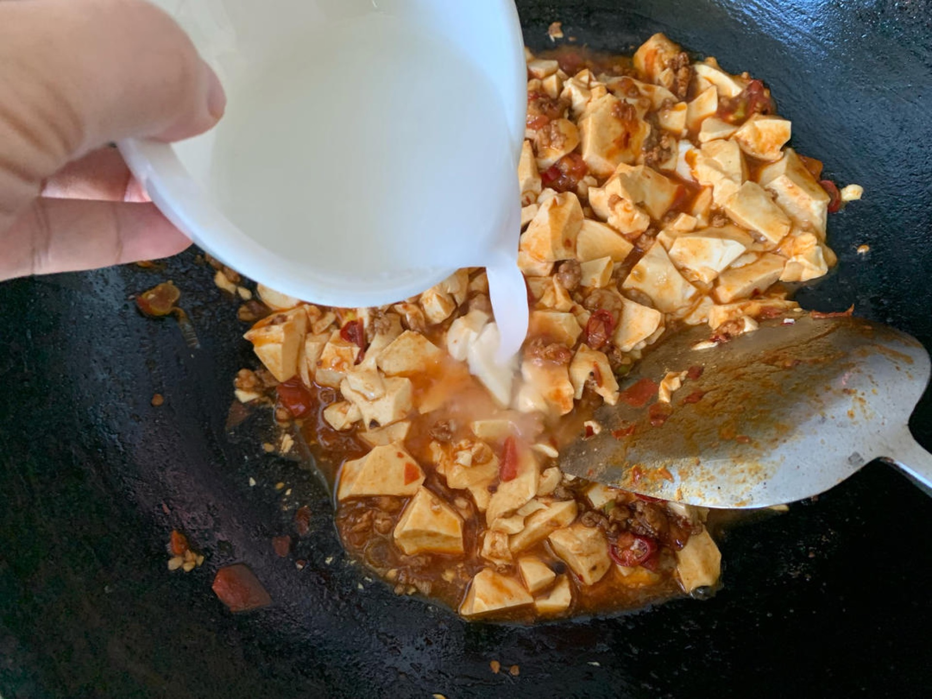 Mix 3 to 5 grams of cornstarch with a little water until smooth, pour the slurry into the wok, and simmer for about 3 minutes, then turn off the heat and transfer to a serving plat