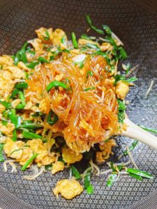 The dish is done as soon as the chives have softened and turned bright green; take the wok off the heat right away.
