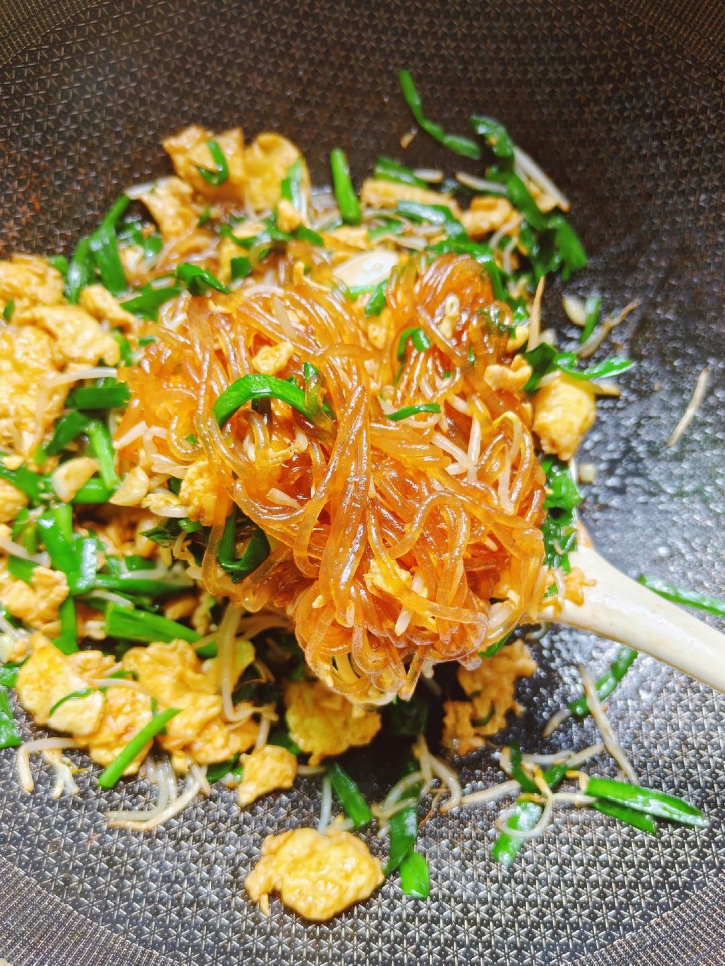The dish is done as soon as the chives have softened and turned bright green; take the wok off the heat right away.