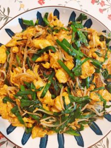 The bean sprouts stay crisp and the noodles soak up all the seasoning, so serve immediately while the texture is at its best.