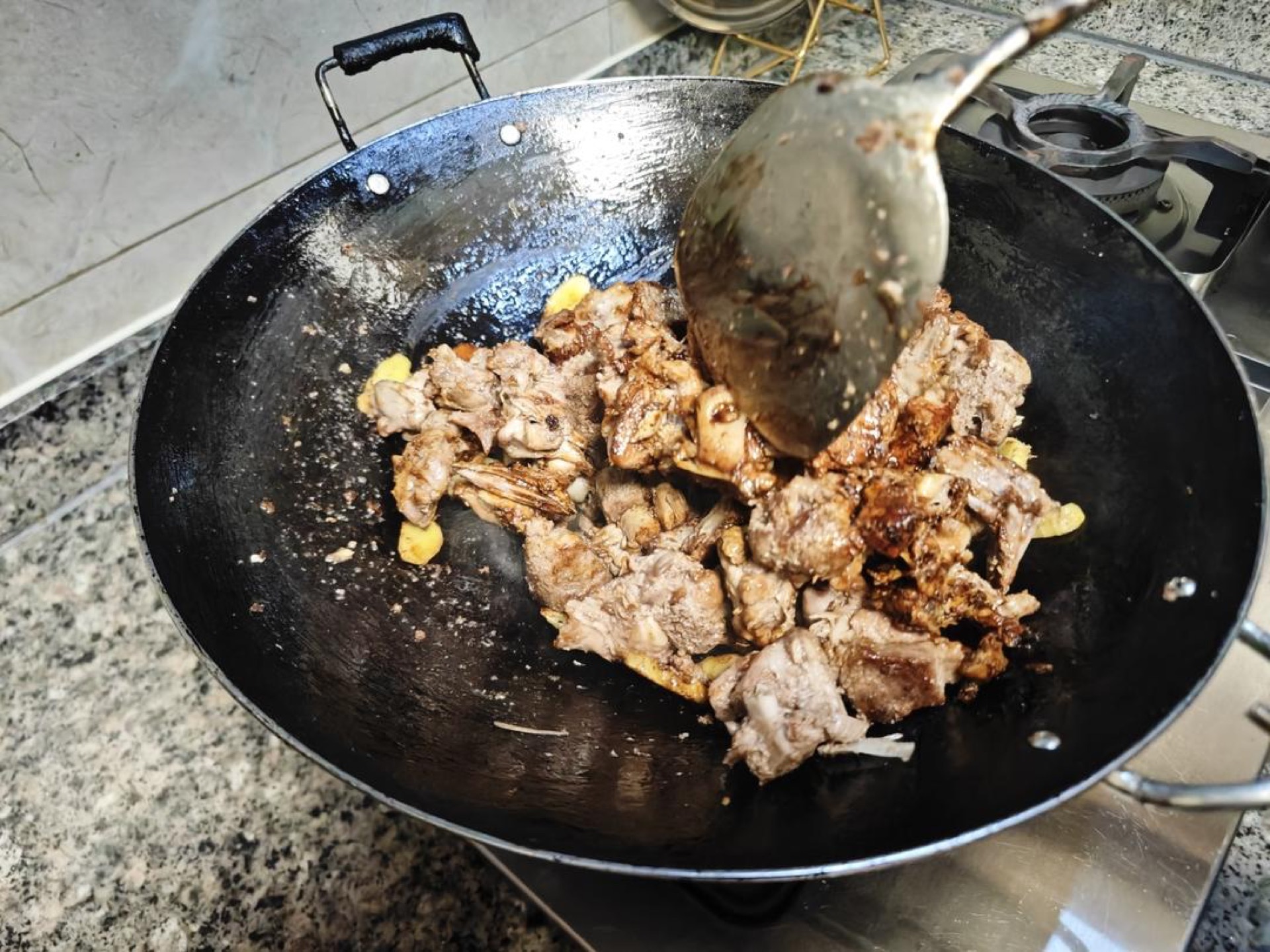 Once the duck's moisture has cooked off, add the dark soy sauce and stir-fry until the sauce aroma rises.