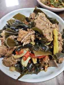Before serving, check whether it is salty enough and add oyster sauce, light soy sauce, and salt to taste, then thicken with cornstarch slurry, and discard the lemongrass before se
