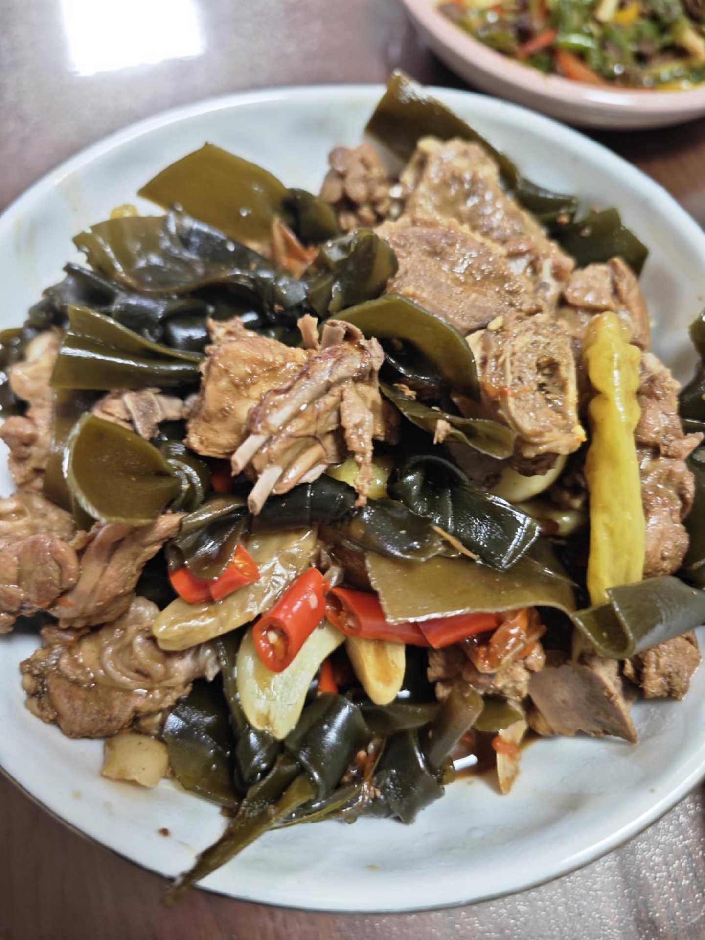 Before serving, check whether it is salty enough and add oyster sauce, light soy sauce, and salt to taste, then thicken with cornstarch slurry, and discard the lemongrass before se