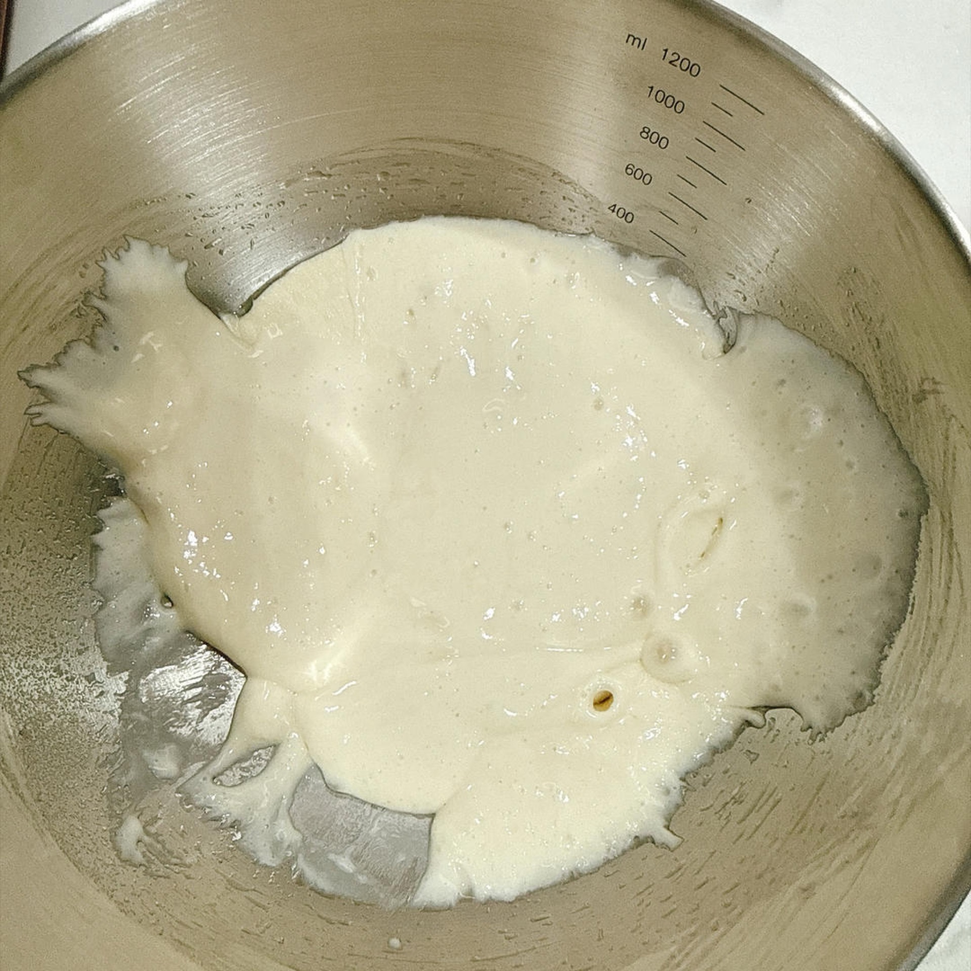 I had 150 grams of French old dough left over from baking sourdough, so I decided to use it to make some three-dice buns!