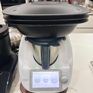 Add 600 g water to the main bowl, set up the steamer basket, and steam for 25 minutes at Varoma speed 1.
