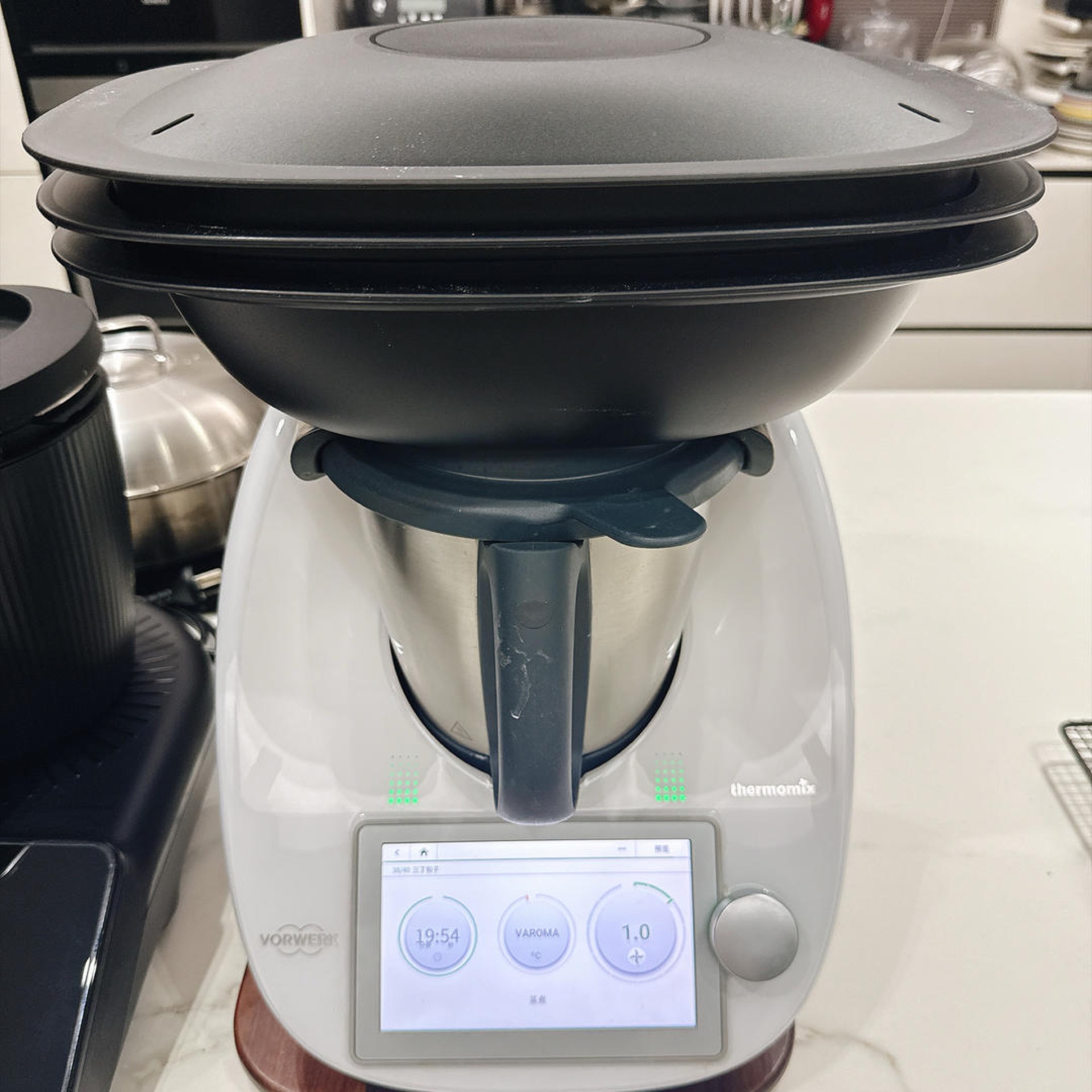 Add 600 g water to the main bowl, set up the steamer basket, and steam for 25 minutes at Varoma speed 1.