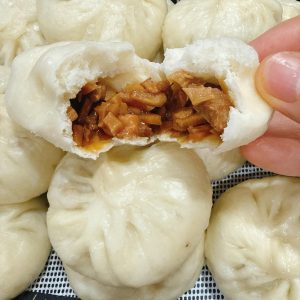 Break one open and you'll see it's full of saucy diced meat, with a rich wheat aroma from the old dough and a filling so generous it's touching.