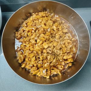 Pour the filling into a bowl and let it cool completely.