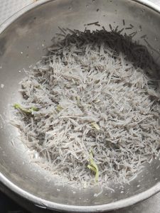 While the dough rises, soak the wood ear mushrooms and vermicelli in warm water until softened. Shred the radish, blanch it, and squeeze out excess water. Crumble the tofu, dice th