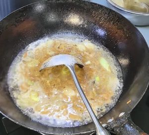 Heat the lard and fry the scallion whites until fragrant, add the pork and stir until it changes color, pour in hot water just to cover the pork, season with five-spice powder and
