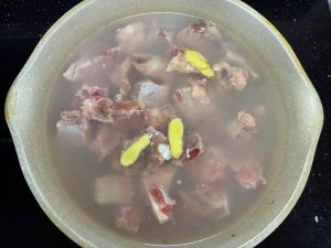 Put the fresh pork ribs in a pot of cold water with ginger slices and cooking wine, bring to a boil over high heat, skim off the foam, and boil 2 more minutes before scooping them
