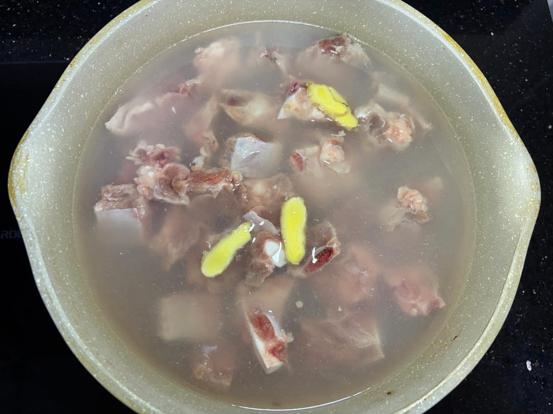 Put the fresh pork ribs in a pot of cold water with ginger slices and cooking wine, bring to a boil over high heat, skim off the foam, and boil 2 more minutes before scooping them