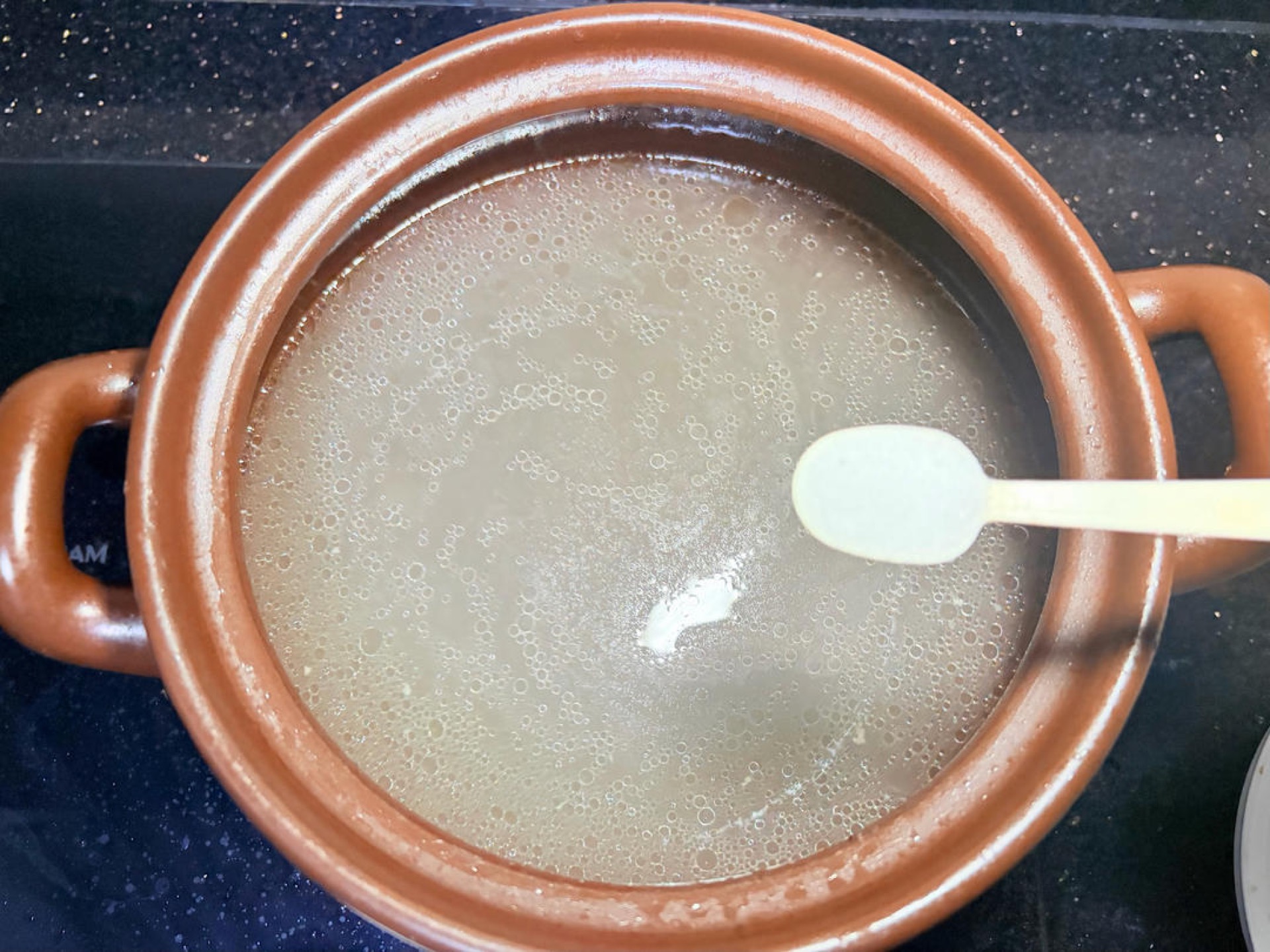 Don't waste the braising liquid — bring it to a boil over high heat, add two spoonfuls of salt, and it's ready to drink as is.