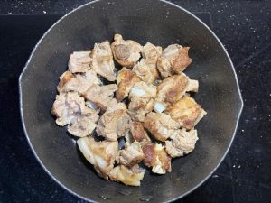 Heat a little oil in a wok, add the braised ribs, and stir-fry over medium-low heat until the surface is faintly golden, then scoop them out.