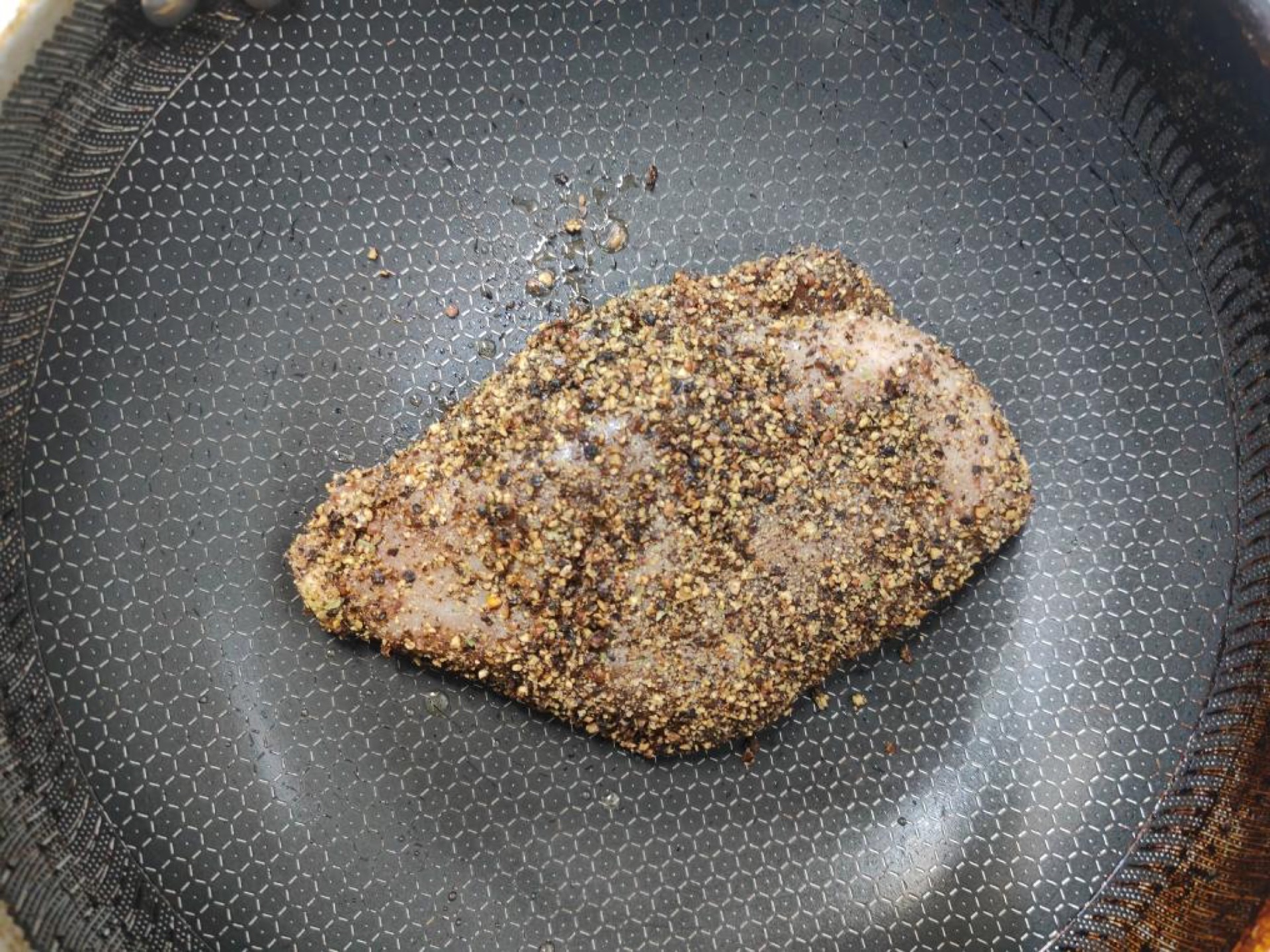 Pour a little corn oil or olive oil into a wok and sear the chicken breasts over low heat for 1 minute per side.