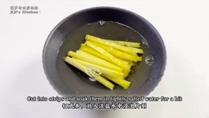 Cut the pineapple flesh into strips, soak them briefly in lightly salted water, then lift them out and drain well.