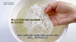 Soak 60 grams of dried rice noodles in advance until soft, then drain off all the water and set them aside.