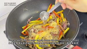 If the rice noodles are hard to separate, add 30 milliliters of water to help them spread out and separate more easily.
