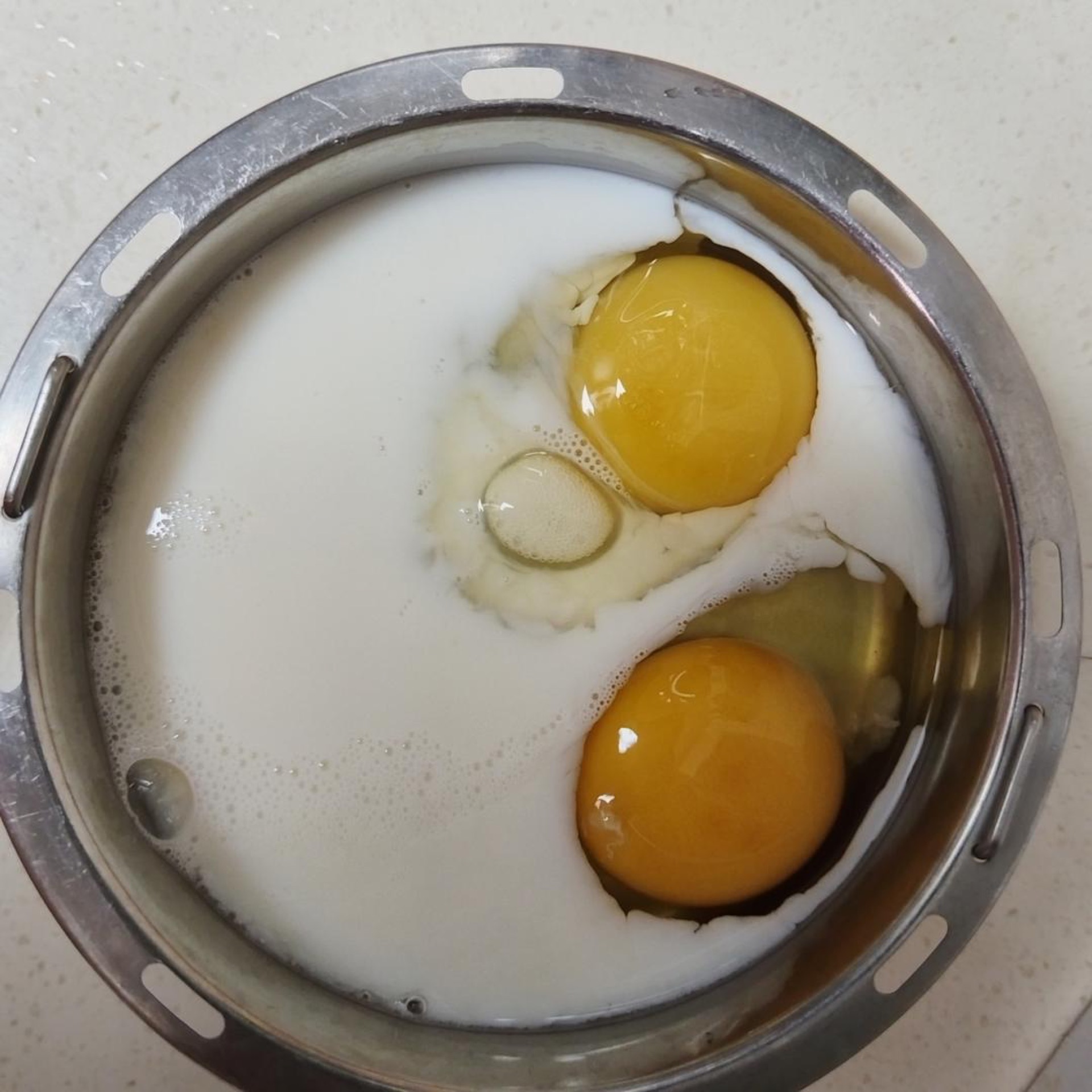 牛奶鸡蛋打散混匀备用