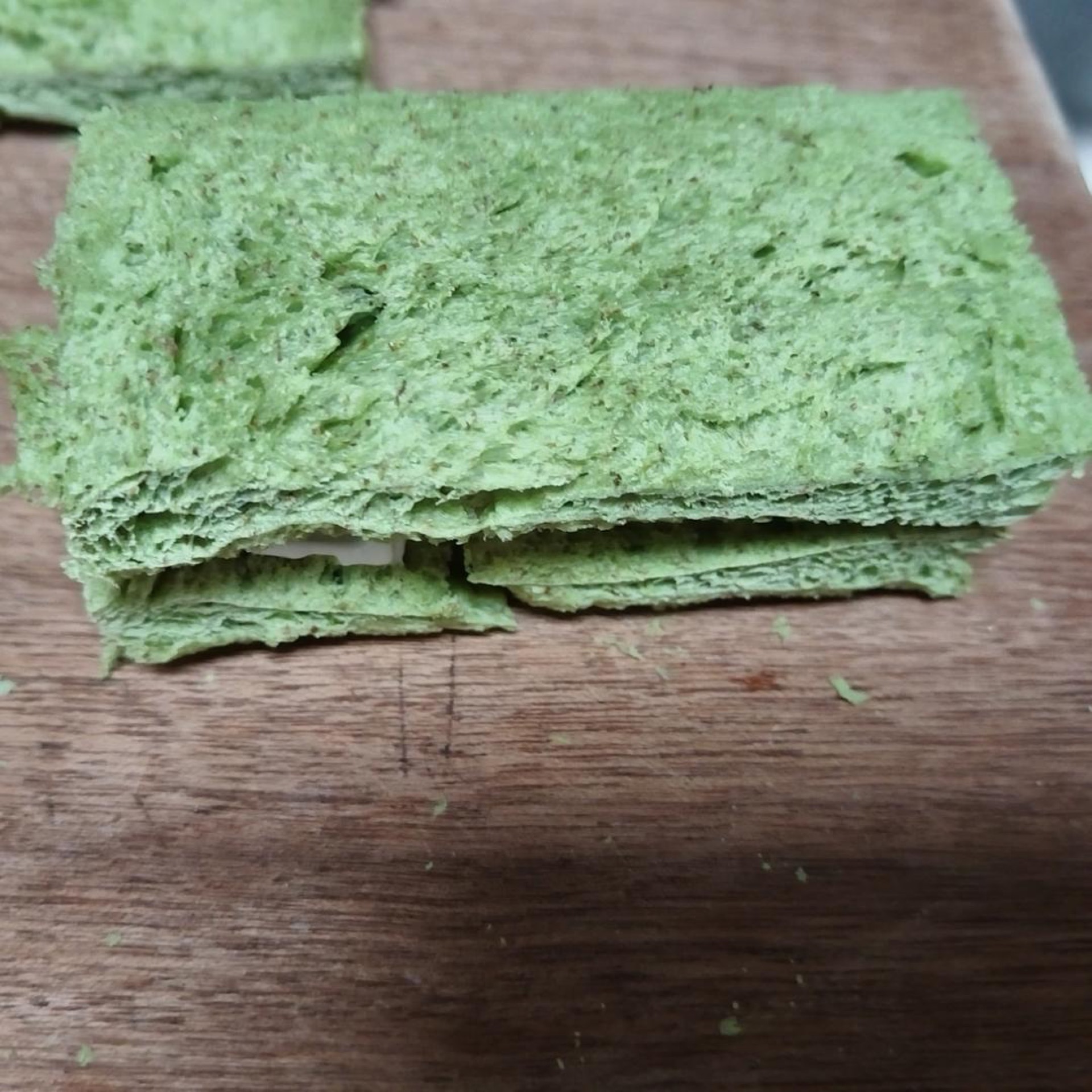 再盖上一片吐司片,然后泡在牛奶鸡蛋液里10秒左右