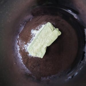 锅中放黄油融化,小火煎至6面金黄