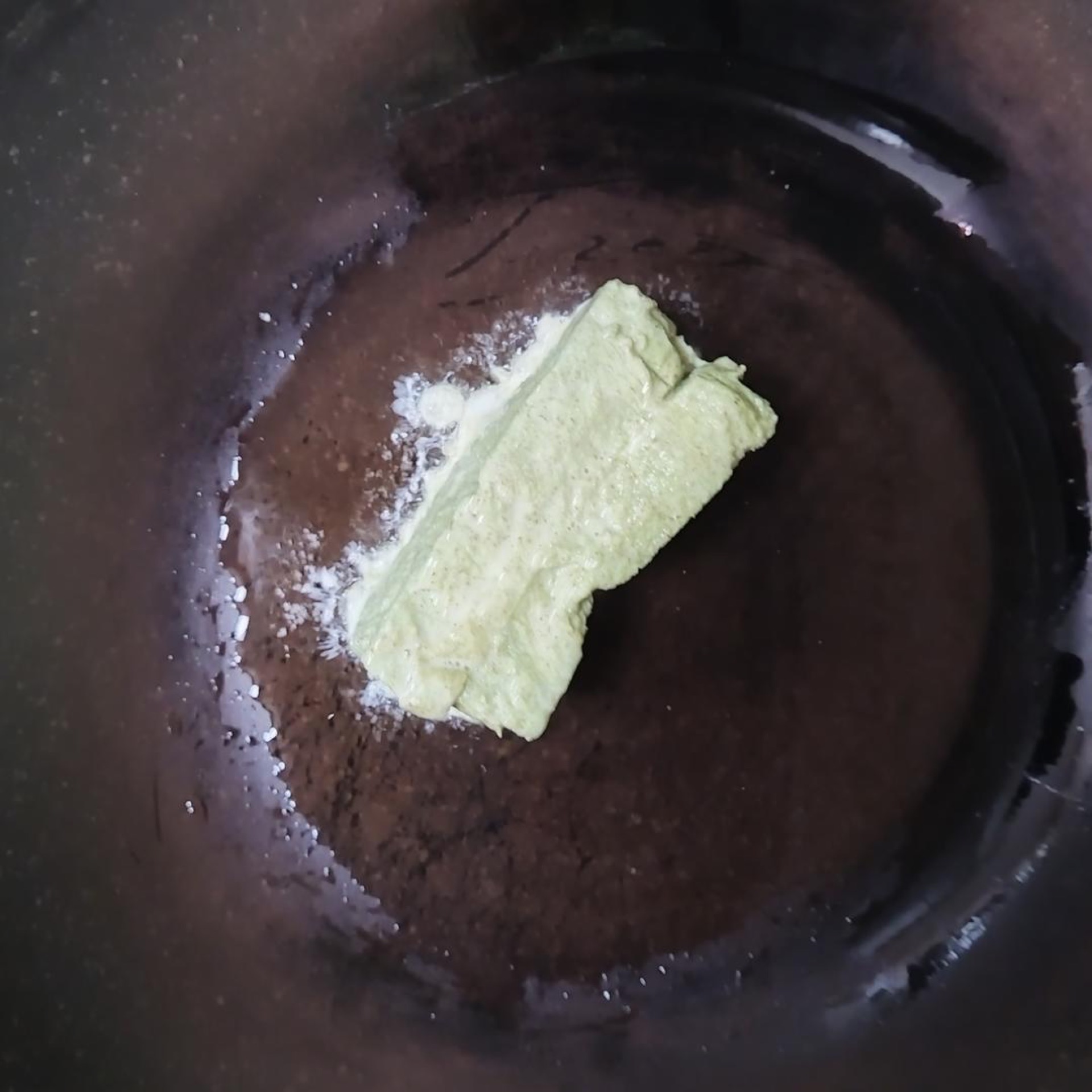 锅中放黄油融化,小火煎至6面金黄
