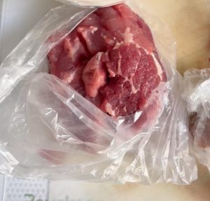 Prepare the pork shoulder, which has a little fat and is the best choice for fried sauce because the sauce does not turn dry. The ground meat can be minced in a grinder or handled