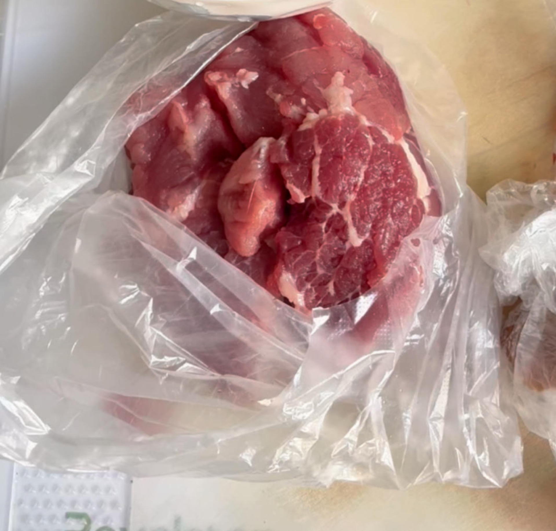 Prepare the pork shoulder, which has a little fat and is the best choice for fried sauce because the sauce does not turn dry. The ground meat can be minced in a grinder or handled