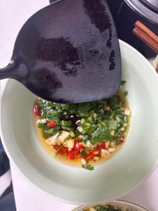 With this kind of wok spatula, just add four flat scoops of boiling water.