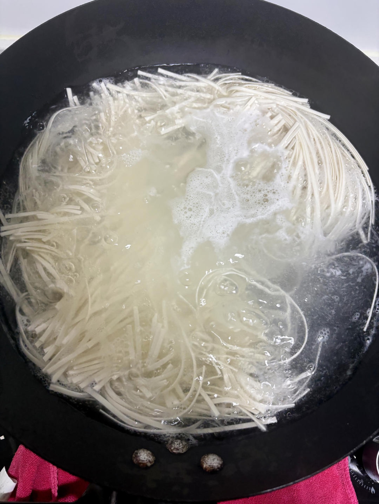 Add the noodles, according to your appetite, and add a little salt here for seasoning.