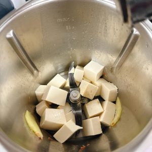 主锅加入水(或高汤)50克、豆腐块、盐、白胡椒粉。