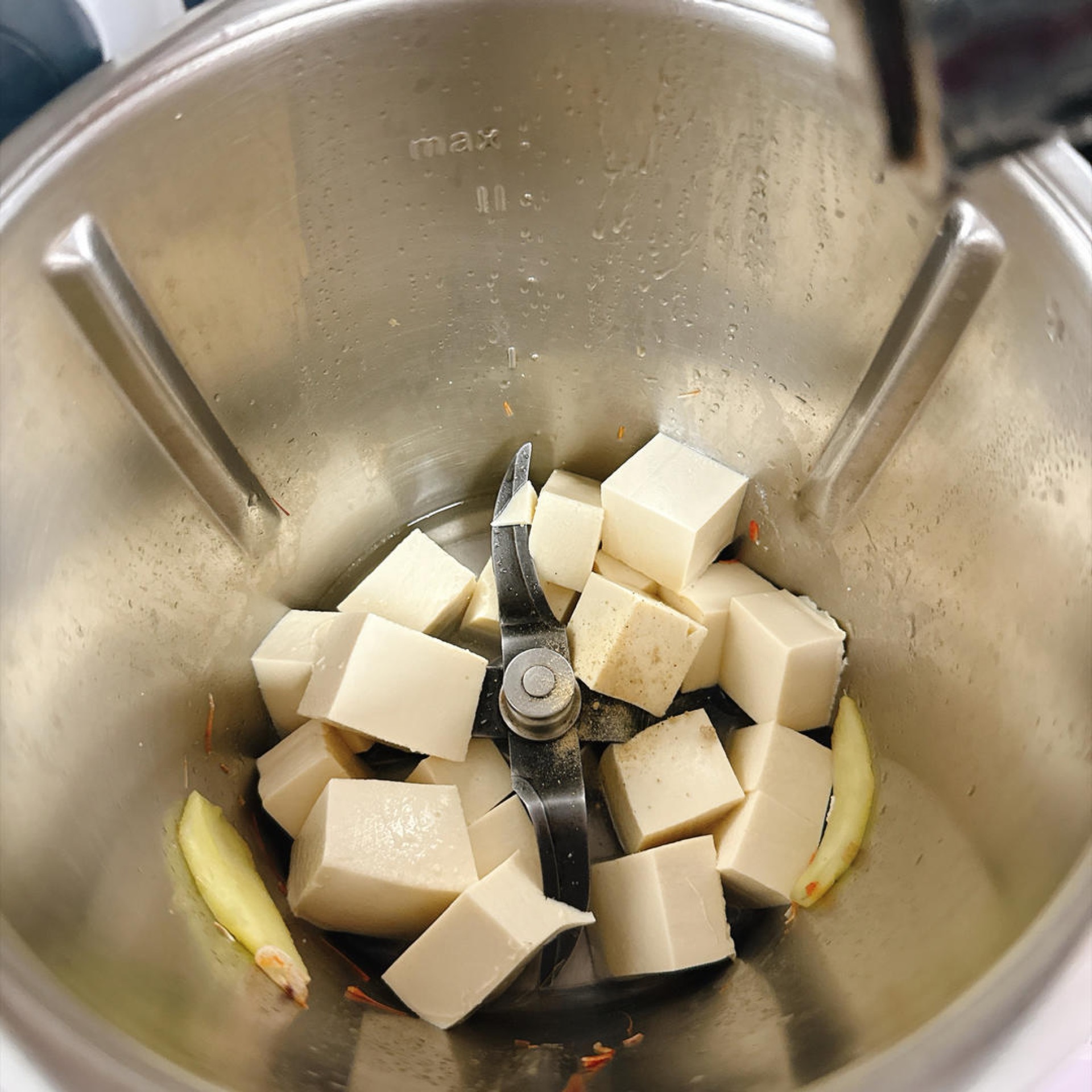 主锅加入水(或高汤)50克、豆腐块、盐、白胡椒粉。