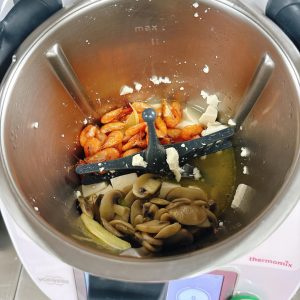 3分钟后把煎好的口蘑和炒好的河虾倒回主锅,设定3分钟 / 100℃ / 反转小勺,混合烧入味。 喜欢汤汁浓一点,可以用少量水调一点淀粉从主锅孔淋入,勾薄芡。